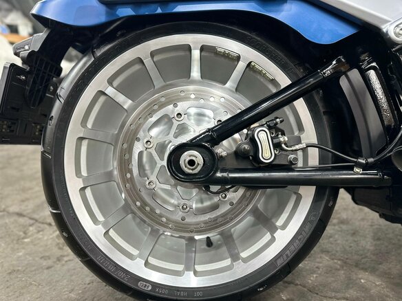 2018 Harley-Davidson Fat Boy, синий, 1990000 рублей - вид 20