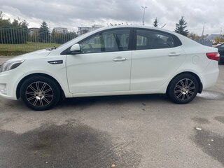 2014 Kia Rio 4-speed III, белый, 900000 рублей, вид 4