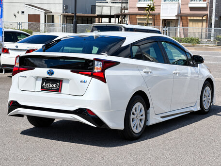 2022 Toyota Prius IV Рестайлинг (XW50), белый, 1500000 рублей, вид 3