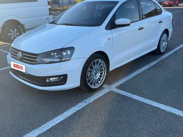 2017 Volkswagen Polo V Рестайлинг, белый, 900000 рублей - вид 1
