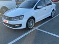 2017 Volkswagen Polo V Рестайлинг, белый, 900000 рублей - вид 1