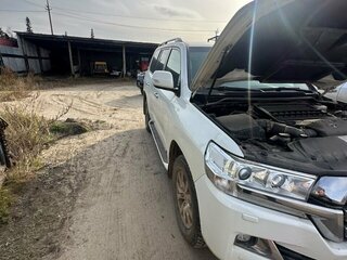 2018 Toyota Land Cruiser 200 Series Рестайлинг 2, белый, 4900000 рублей, вид 2