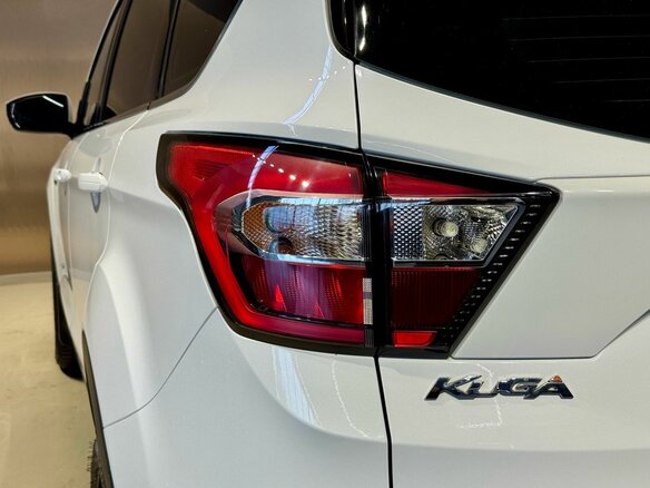 2017 Ford Kuga II Рестайлинг, белый, 1630000 рублей - вид 9