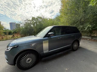 2021 Land Rover Range Rover IV Рестайлинг, серый, 11500000 рублей, вид 4