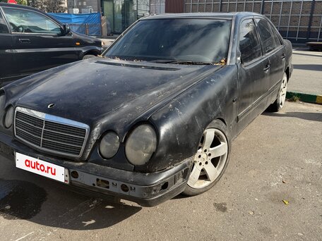 1996 Mercedes-Benz E-Класс 220 II (W210, S210), чёрный, 80000 рублей, вид 2