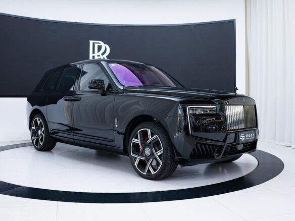 2026 Rolls-Royce Cullinan Black Badge I Рестайлинг (Series II), чёрный, 50000000 рублей - вид 1