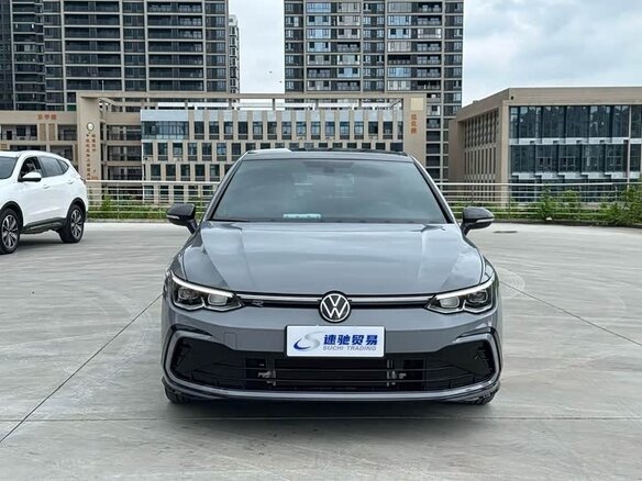 2023 Volkswagen Golf VIII, серый, 1740000 рублей - вид 1