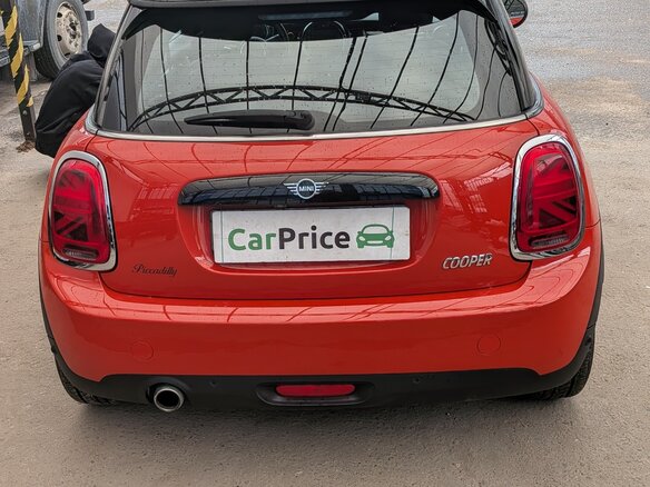 2021 Mini Hatch Cooper III (F55/F56) Рестайлинг, оранжевый - вид 4