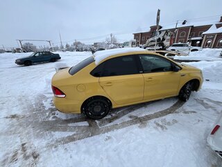 2017 Volkswagen Polo V Рестайлинг, жёлтый, 905000 рублей, вид 2