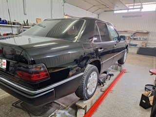 1993 Mercedes-Benz E-Класс 280 I (W124), чёрный, 1300000 рублей, вид 4