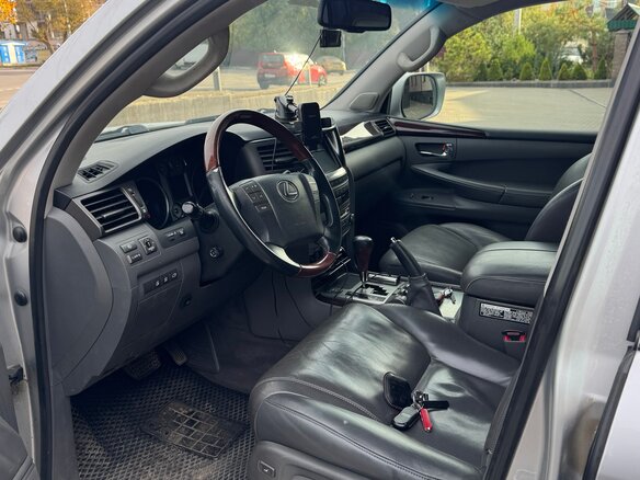 2010 Lexus LX 570 III, серебристый, 3999999 рублей - вид 12