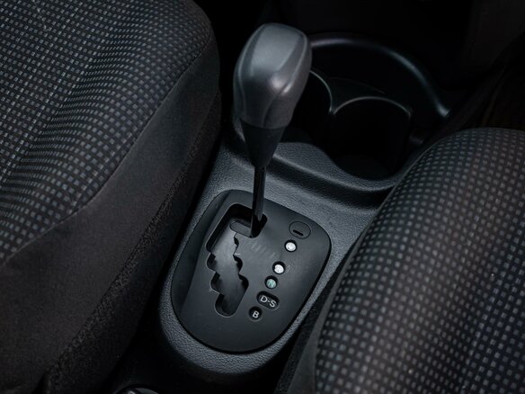 2017 Toyota Vitz III (XP130) Рестайлинг 2, серый, 890000 рублей - вид 15