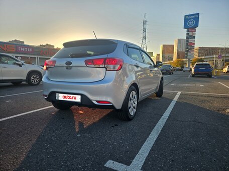 2015 Kia Rio III, серебристый, 850000 рублей, вид 2