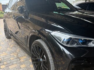 2021 BMW X5 40i IV (G05/G18), чёрный, 6000000 рублей, вид 3