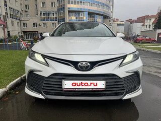 2022 Toyota Camry VIII (XV70) Рестайлинг, белый, 3300000 рублей, вид 1