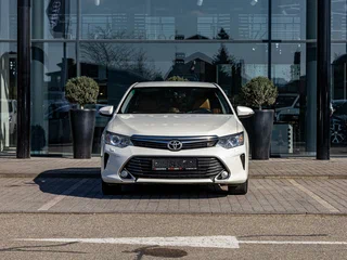 2017 Toyota Camry VII (XV50) Рестайлинг, белый, 1815000 рублей, вид 2