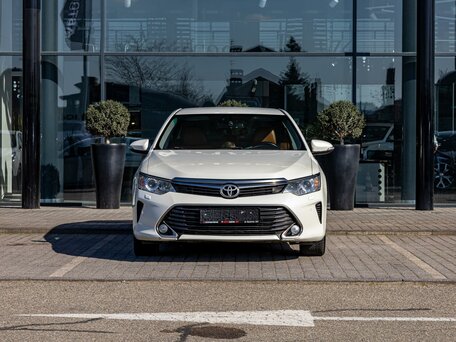 2017 Toyota Camry VII (XV50) Рестайлинг, белый, 1815000 рублей, вид 2
