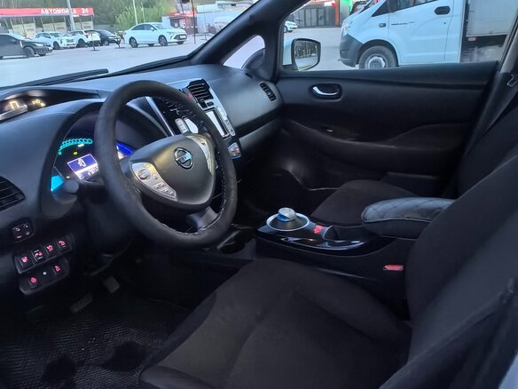 2017 Nissan Leaf 30kWh I (ZE0/AZE0), серебристый, 760000 рублей - вид 8