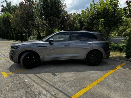 2019 Volkswagen Touareg III, серый, 4850000 рублей, вид 3