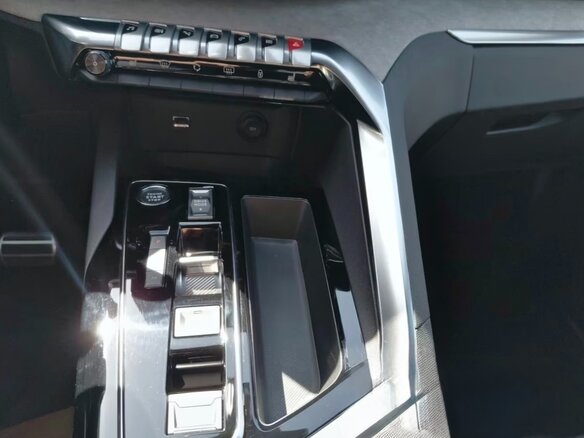 2023 Peugeot 3008 II Рестайлинг, чёрный, 2100000 рублей - вид 12
