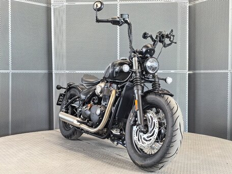 2024 Triumph Bonneville Bobber, фиолетовый, 1627000 рублей, вид 2