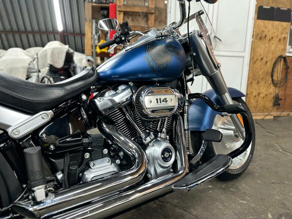 2018 Harley-Davidson Fat Boy, синий, 1990000 рублей - вид 11