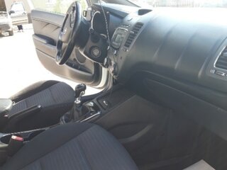 2018 Kia Cerato III Рестайлинг (Classic), белый, 1200000 рублей, вид 5