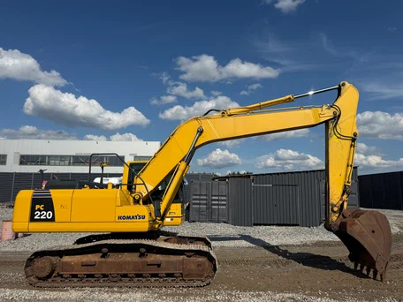 2020 Komatsu PC220-8, жёлтый, 8200000 рублей, вид 1