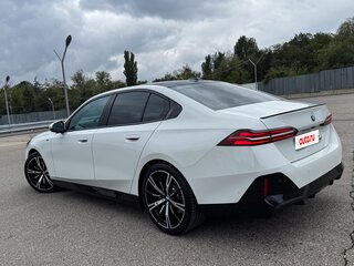 2024 BMW 5 серии 530i xDrive VIII (G60/G61/G68), белый, 7600000 рублей, вид 4