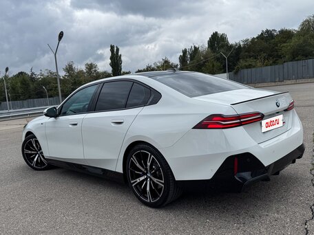 2024 BMW 5 серии 530i xDrive VIII (G60/G61/G68), белый, 7600000 рублей, вид 4
