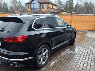2021 Volkswagen Touareg III, чёрный, 7500000 рублей, вид 4