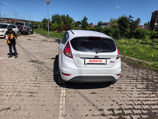 2016 Ford Fiesta Mk6 Рестайлинг, белый, 610000 рублей, вид 3