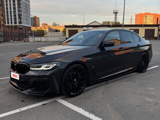 2021 BMW 5 серии 530i xDrive VII (G30/G31/G38) Рестайлинг, серый, 5550000 рублей, вид 2
