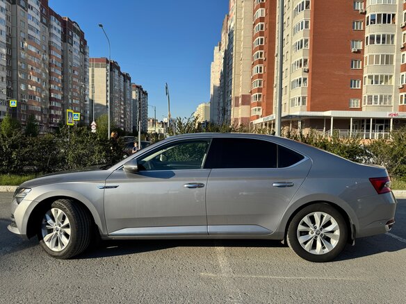 2021 Skoda Superb III Рестайлинг, серый, 2350000 рублей - вид 6