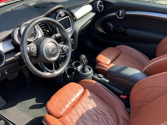 2019 Mini Cabrio Cooper D III Рестайлинг, красный, 1990000 рублей - вид 1