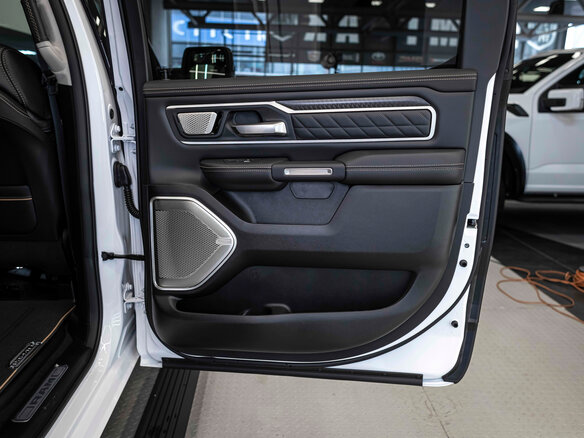 2026 Ram 1500 Crew Cab V Рестайлинг, белый - вид 18
