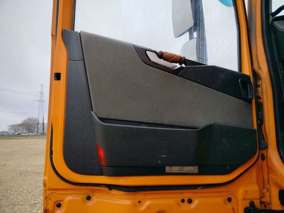 2017 Volvo FH, оранжевый, 5661000 рублей - вид 9