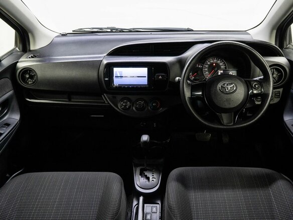 2018 Toyota Vitz III (XP130) Рестайлинг 2, белый - вид 15