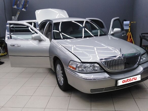2004 Lincoln Town Car III Рестайлинг, серебристый, 2800000 рублей - вид 4