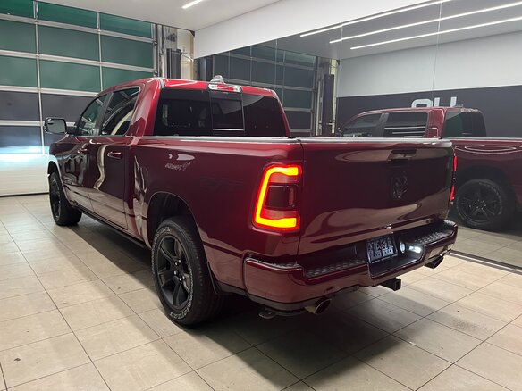 2022 Ram 1500 Crew Cab V, красный, 5900000 рублей - вид 3