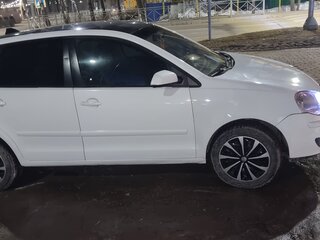 2009 Volkswagen Polo IV Рестайлинг, белый, 470000 рублей, вид 2