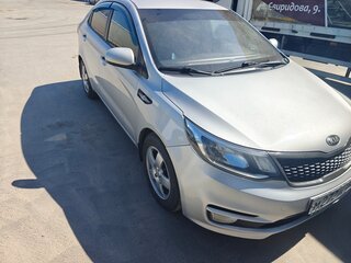 2016 Kia Rio III Рестайлинг, серебристый, 1050000 рублей, вид 3