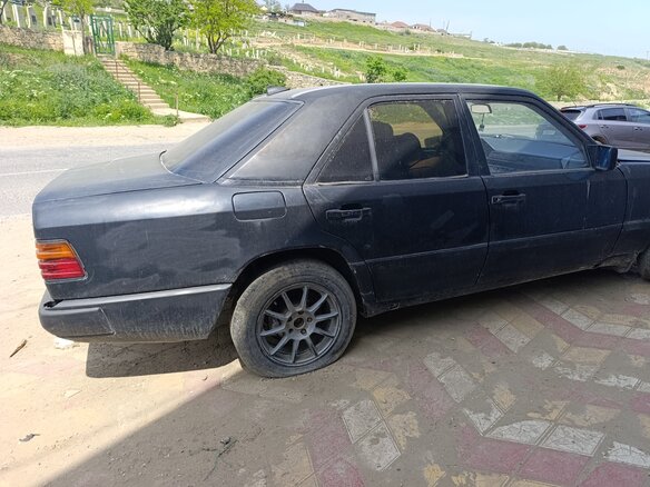 1987 Mercedes-Benz W124 200, голубой - вид 2