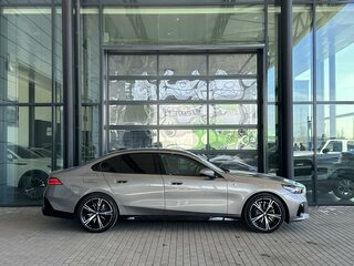2025 BMW 5 серии 530i xDrive VIII (G60/G61/G68), серый, 8800000 рублей, вид 5