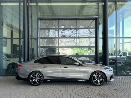 2025 BMW 5 серии 530i xDrive VIII (G60/G61/G68), серый, 8800000 рублей, вид 5