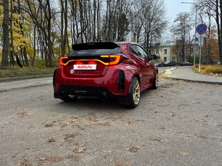 2021 Toyota Yaris IV, красный, 4650000 рублей, вид 3