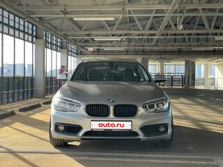 2017 BMW 1 серии 118i II (F20/F21) Рестайлинг 2, серебристый, 1760000 рублей, вид 2