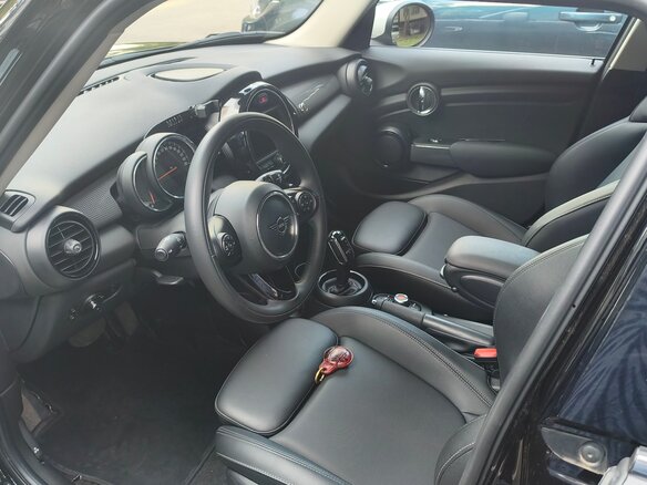 2020 Mini Hatch Cooper III (F55/F56) Рестайлинг, чёрный - вид 14