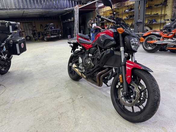 2017 Yamaha MT-07 (FZ-07), красный, 765000 рублей - вид 2