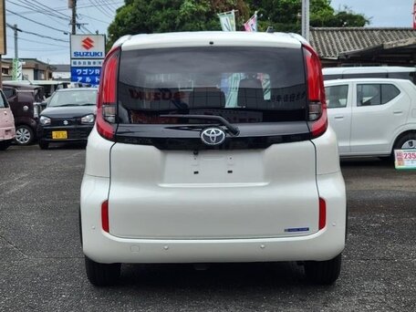 2023 Toyota Sienta III, белый, 1200000 рублей, вид 5